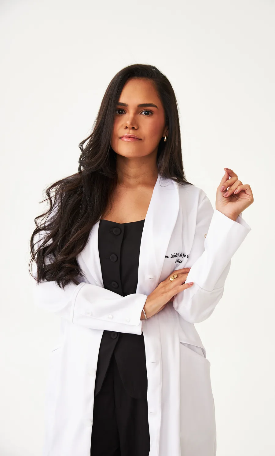 Dra. Isabelle Vilarim, médica de metabolismo e emagrecimento, de jaleco branco
